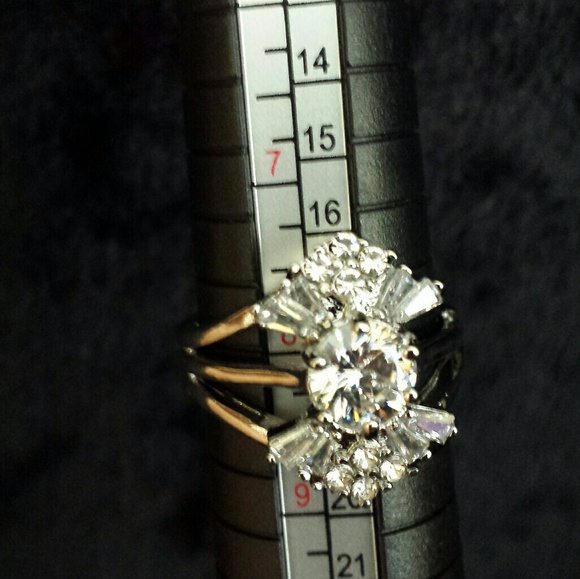 Size 8 silver ring with clear stones - Picture 2 of 4
